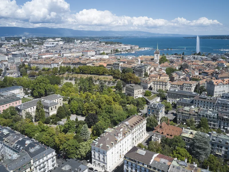Genève vue du parc des Bastions : la vieille ville, la cathédrale Saint-Pierre et le lac
